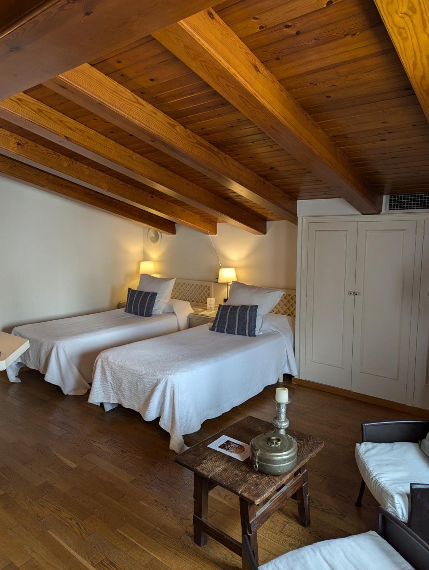 Hostal De La Placa - Hotel Boutique Cabrils Luaran gambar