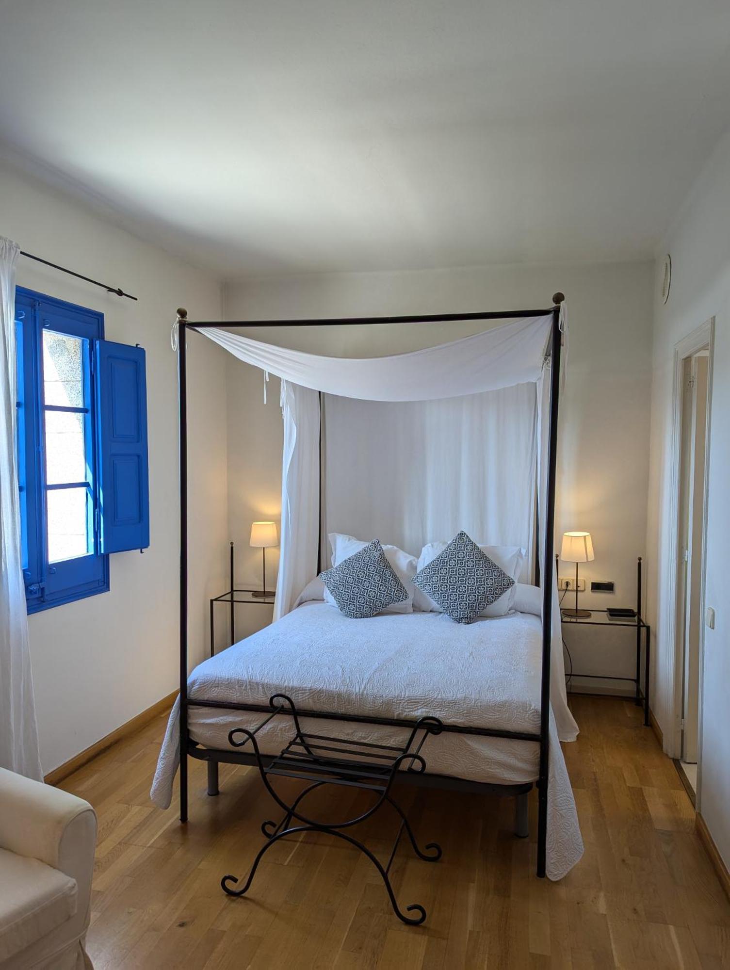 Hostal De La Placa - Hotel Boutique Cabrils Luaran gambar