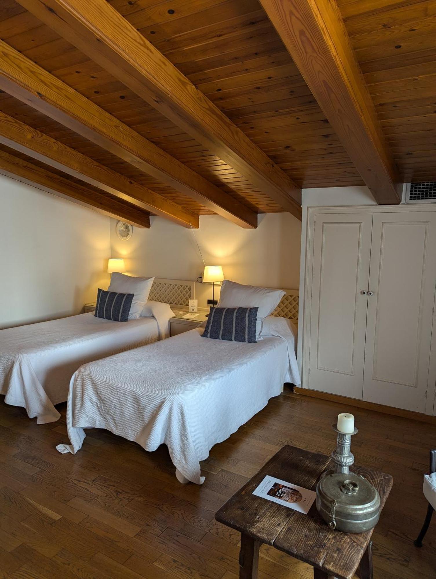 Hostal De La Placa - Hotel Boutique Cabrils Luaran gambar